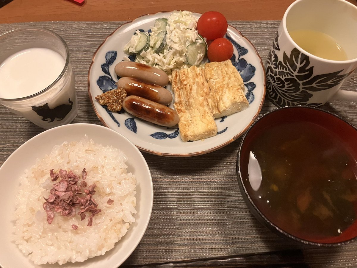groovinjo's tweet photo. 時間が出来たので、食事もいろいろ楽しめるようになった
朝食:昨日ハムエッグ、今朝はだし巻き卵と、ウインナー
昼食:西友に行ったら、台風で品薄、🐈‍⬛さん用のキハダマグロ刺身、手頃なマイワシがあったので、久しぶりいわし汁を作った、大阪・鶴橋のよあけ食堂の名物 https://t.co/ICzIR9J7SI