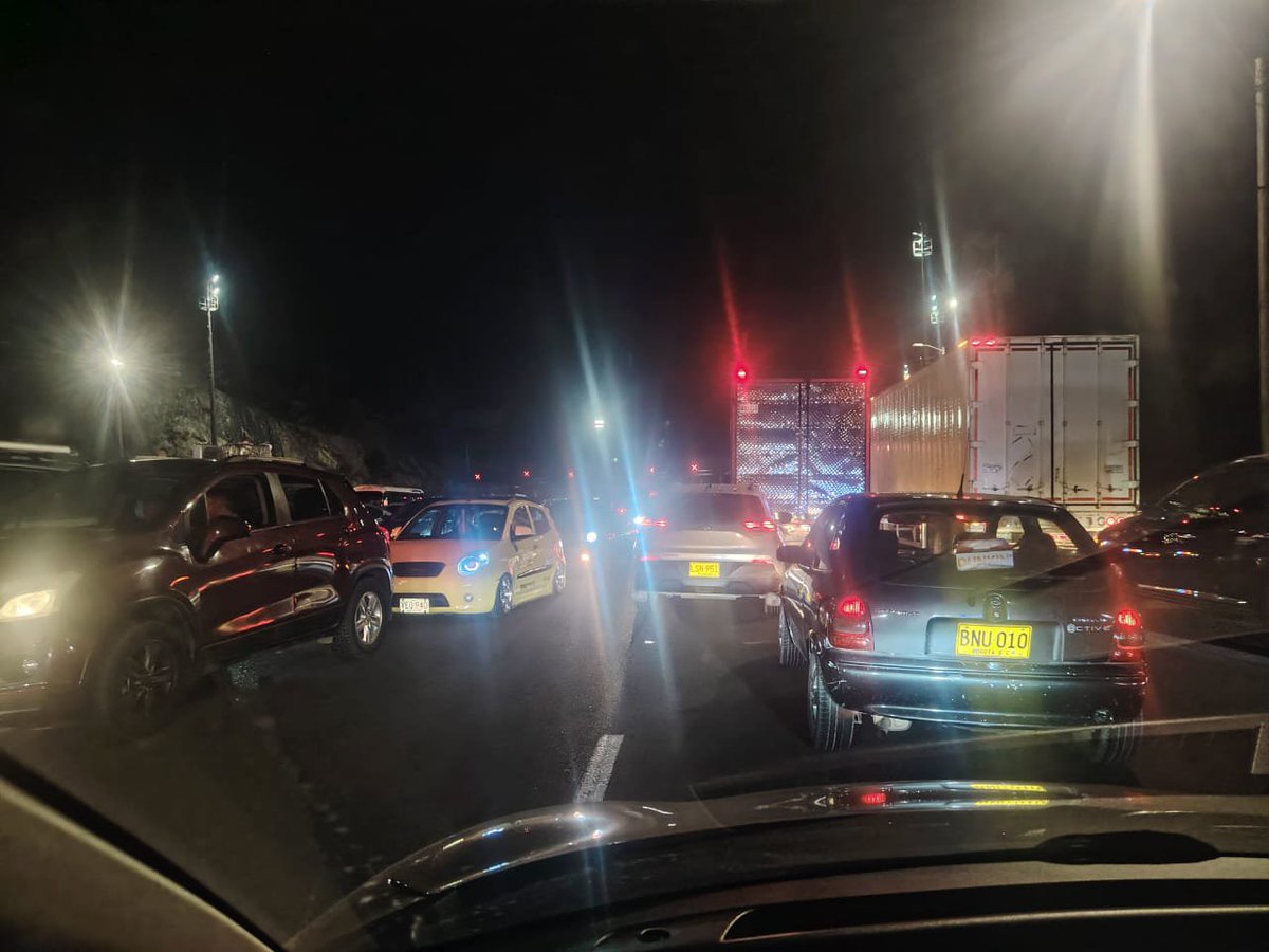mayito16am89's tweet photo. @InviasOficial
@numeral767 @ViaSumapaz @Supertransporte donde esta el PMT? donde esta el personal señalizado y controlando este desorden? Como es posible que se esté poniendo en riesgo a tantos usuarios? No hay personal  en el peaje ni cangureras, que pasa con indicadores? https://t.co/gCRIxZ8pbq