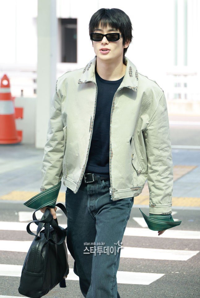dearestyunoh's tweet photo. prada ambassador jaehyun airport departure to milan for prada SS27 womenswear fashion show 🖤

JAEHYUN RETURNS TO MILAN
 #PradaSS27 #PradaxJaehyun @Prada https://t.co/uca2pqJK8Z
