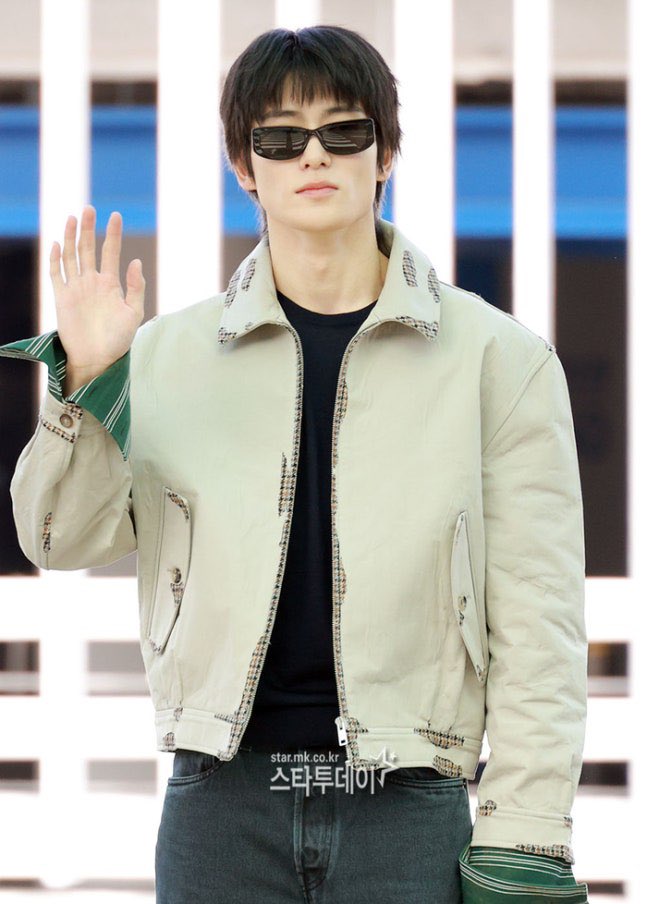 hourlyjaeh's tweet photo. rt + reply with:

JAEHYUN RETURNS TO MILAN
#PradaSS27 #PradaxJaehyun @Prada https://t.co/NpPNex5ydU