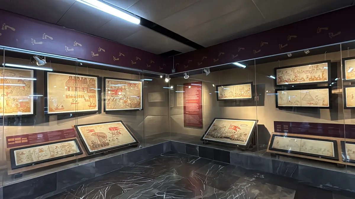 impressiones_mx's tweet photo. 🌐#ImpressionesMx

🇲🇽#México

#CDMX Códice #Azcatitlan en el #Metro de la Ciudad de México.

Ciudad de México.— La exposición temporal “Códice Azcatitlan: Caminatas Ilustradas de México-Tenochtitlan” llega a sus últimos días en el corredor cultural de la estación #PinoSuárez de la Línea 2 del Metro, tras dos meses de permanencia desde su inauguración el 15 de julio.

La muestra presenta un facsímil del Códice Azcatitlan, manuscrito elaborado entre los siglos XVI y XVII que combina el sistema pictográfico prehispánico con el europeo. Sus páginas narran la peregrinación mexica desde #Aztlán, la fundación de Tenochtitlan, la dinastía de sus gobernantes, la llegada de los españoles, la conquista y la evangelización.

Qué muestra la exposición.

La exhibición está integrada por 35 imágenes de gran formato que recorren el acontecer del pueblo mexica desde su salida de Aztlán hasta su asentamiento en el Valle de México y los primeros años de la Colonia.

También incluye tres obras gráficas contemporáneas elaboradas en 2021: “El capitán Copete”, de Jesús Ramos Solís; “Vientos de Azcatitlan”, de Eliacim Hernández, y una tercera pieza.

La pieza original no puede ser manipulada por motivos de conservación. El facsímil permite al público observar de cerca las páginas del manuscrito.

@GobCDMX 
@craviotocesar 
@MetroCDMX 
@AdrianRubalcava 
@INAHmx 

🖨️#NotaCompleta en: https://t.co/Z4bQTiX0xV

📜#Redacción:
Medio digital independiente enfocado en información verificable, cobertura institucional y análisis de temas públicos de interés para la ciudadanía.

🪩 #Web: https://t.co/hSsLtDbo2b