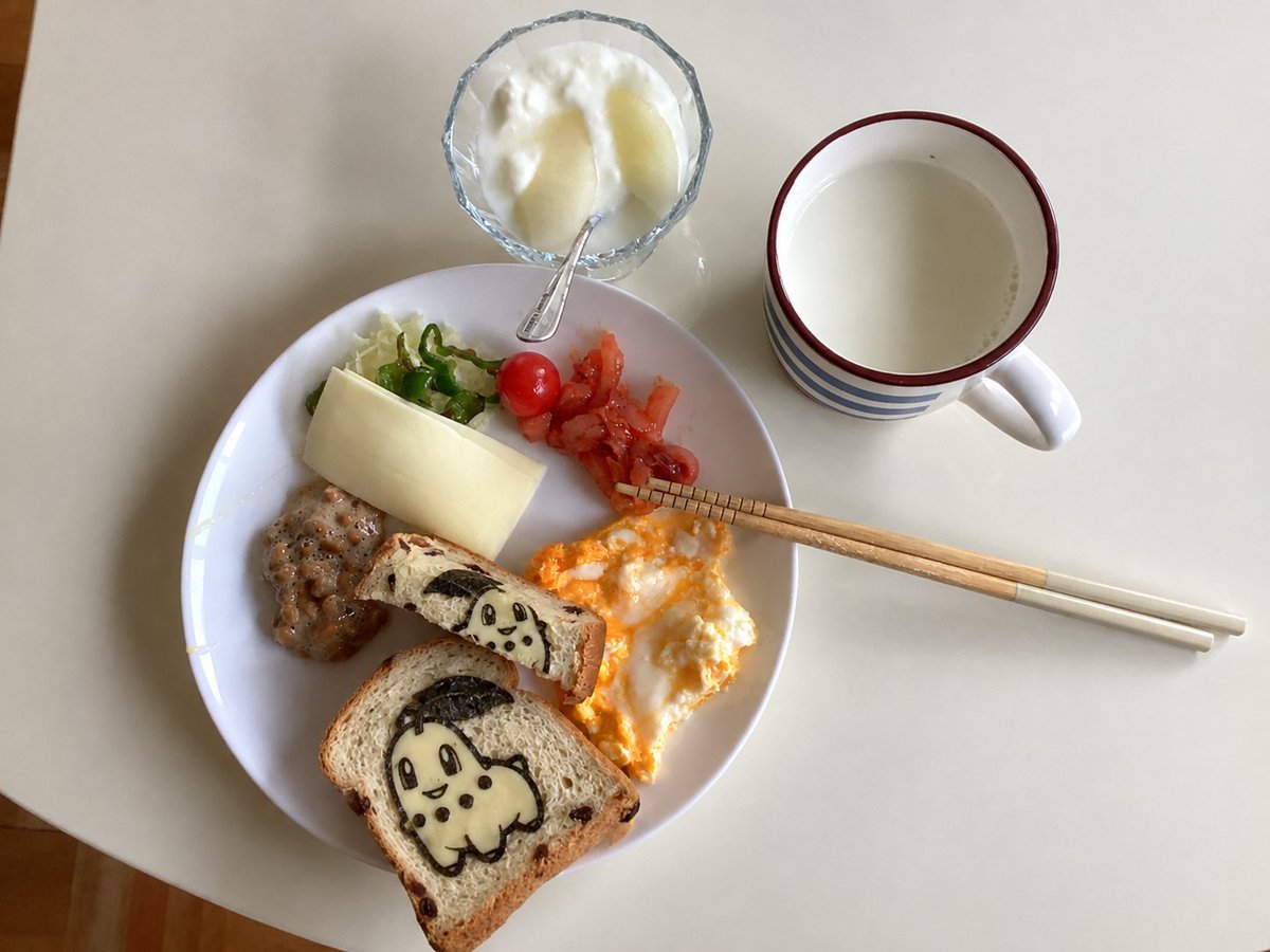 yokky22's tweet photo. 朝食に蛋白質20g以上摂取推奨         
チコリータ(ポケモン)朝定食               
タンパク23g(牛乳5＋ヨーグルト1+イカ明太子3+チーズ3+パン5+玉子6)           
   #朝食にタンパク質20g以上推奨 #免疫力 #料理 #健康 #AI画像修正 #ポケモン https://t.co/mcsYEOHryr