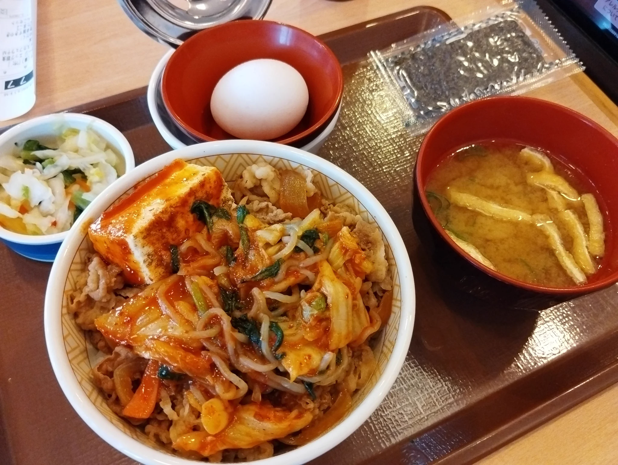すき家【公式】 sur X : « 今日のお昼は月見すきやき牛丼+おしんこ