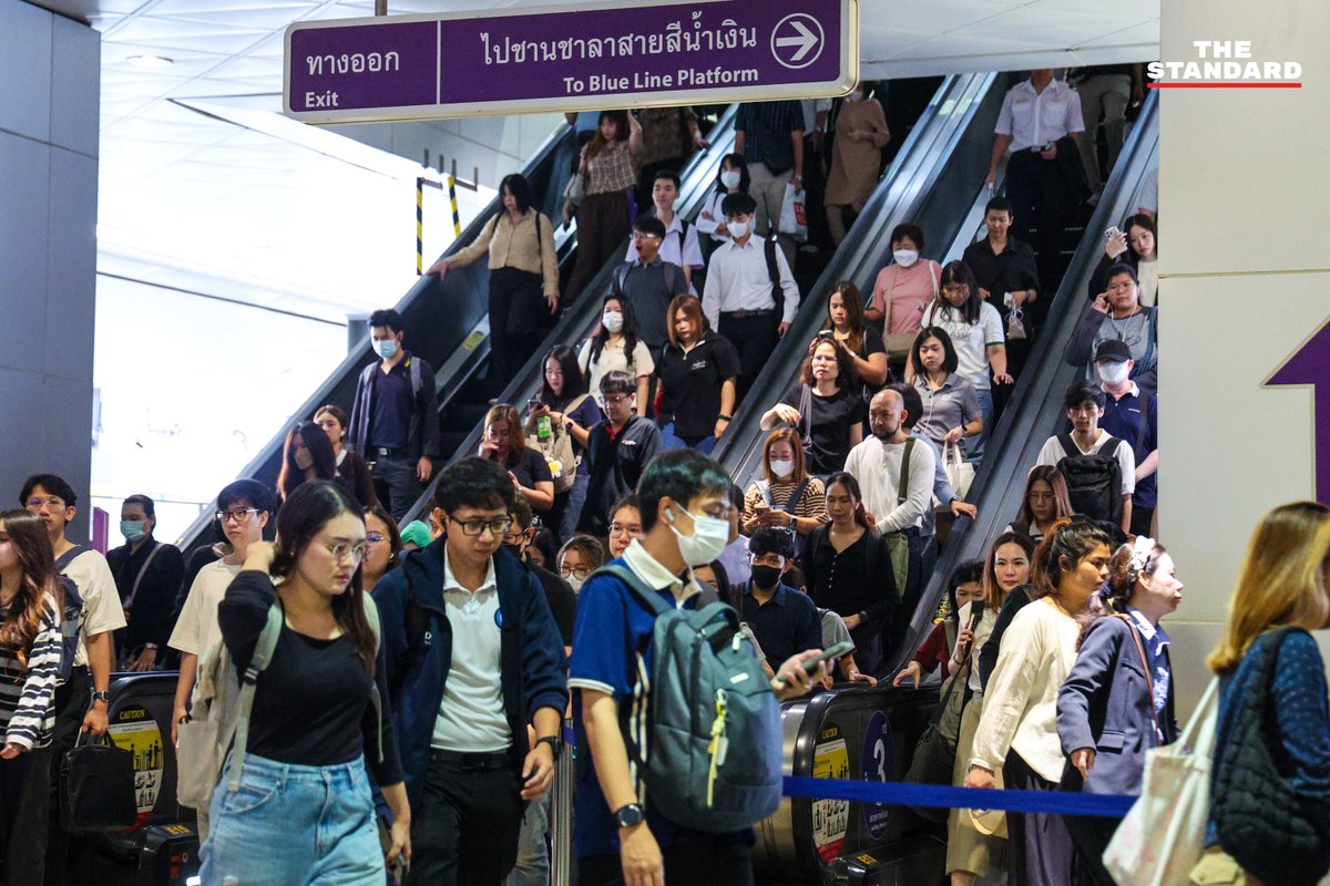 thestandardth's tweet photo. รถไฟฟ้าเตาปูนเปิดบริการปกติ ประชาชนปรับแผนเผื่อเวลาเดินทาง วอนหน่วยงานตรวจสอบมาตรฐานความปลอดภัยขั้นเด็ดขาด

วันนี้(21 กันยายน) บรรยากาศการเดินทางบริเวณสถานีรถไฟฟ้าเตาปูน ซึ่งเป็นจุดเชื่อมต่อสำคัญระหว่างรถไฟฟ้าสายสีน้ำเงินและสายสีม่วง ในช่วงเช้าวันจันทร์ กลับมาเปิดให้บริการตามปกติ ประชาชนส่วนใหญ่รับทราบข้อมูลข่าวสารและเดินทางมาใช้งานอย่างต่อเนื่อง โดยคาดว่าในช่วงชั่วโมงเร่งด่วนจะมีปริมาณผู้โดยสารหนาแน่นตามปกติ อย่างไรก็ตาม จากเหตุการณ์เพลิงไหม้รางรถไฟฟ้าเมื่อวันหยุดที่ผ่านมา ส่งผลให้ผู้ใช้บริการจำนวนมากต้องปรับแผนเผื่อเวลาในการเดินทางล่วงหน้าอย่างน้อย 30 นาที เพื่อป้องกันผลกระทบหากเกิดเหตุขัดข้องซ้ำ

จากการลงพื้นที่สำรวจความคิดเห็น ประชาชนผู้ใช้บริการต่างแสดงความกังวลต่อเหตุการณ์ที่เกิดขึ้น โดยเฉพาะประเด็นที่หน่วยงานระบุว่าสาเหตุอาจเกิดจาก 'ความชื้น' ผู้โดยสารหลายรายตั้งข้อสังเกตว่า รางรถไฟฟ้าในจุดดังกล่าวเป็นระบบเปิดที่อยู่กลางแจ้ง ย่อมต้องเผชิญกับสภาพอากาศและความชื้นจากฝนเป็นปกติ จึงเกิดคำถามถึงมาตรฐานและรอบระยะเวลาในการบำรุงรักษาระบบของหน่วยงานที่เกี่ยวข้อง ว่ามีความละเอียดถี่ถ้วนมากน้อยเพียงใด พร้อมแสดงความกังวลร่วมกันว่า หากเหตุการณ์ลักษณะนี้เกิดขึ้นกับระบบรถไฟฟ้าใต้ดิน อาจส่งผลกระทบที่รุนแรงและสร้างความเดือดร้อนให้กับประชาชนมากกว่านี้หลายเท่าตัว

ภาพ: ศวิตา พูลเสถียร

#TheStandardNews
#TheStandardPhoto #ศวิตาพูลเสถียร