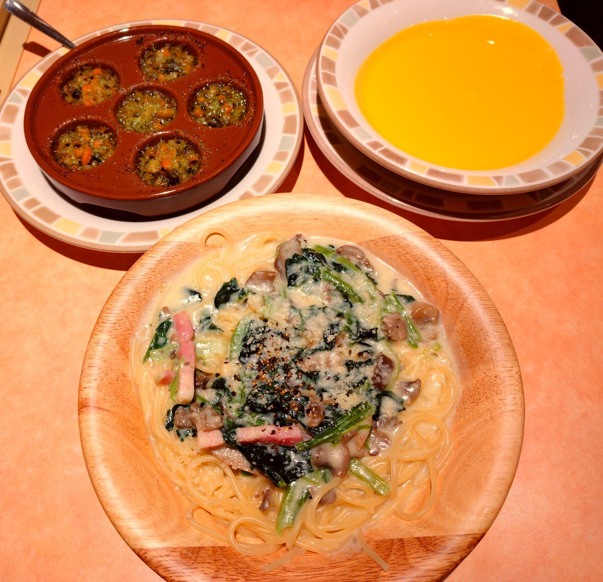 mashimo_chiba's tweet photo. 昨日食べたものたち
シアトルズとサイゼが近所にないのでここぞとばかりに

急にバスクチーズケーキが食べたくなってカフェに行ったらすごく当たりでした
あとスタバの1971ダークローストが飲みたいなってなってたらちょうどブリュードで出てたので飲みました
1日にコーヒー3杯飲んでます https://t.co/h9qSuAZSIP