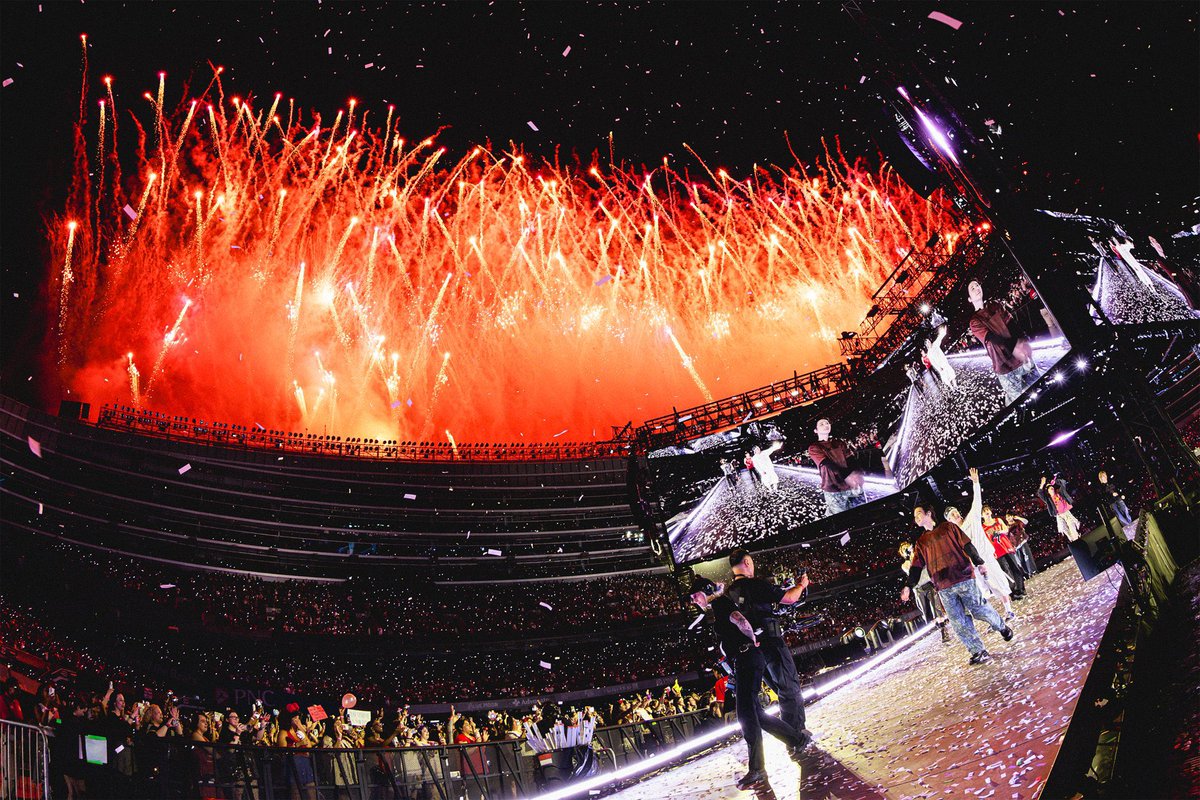 RiseOnBangtanAr's tweet photo. ARGMYYYYY 🇦🇷

¿Cómo que falta UN MES para el primer show de BTS en ARGENTINA? 😭😭 https://t.co/VKHJT3ThiC
