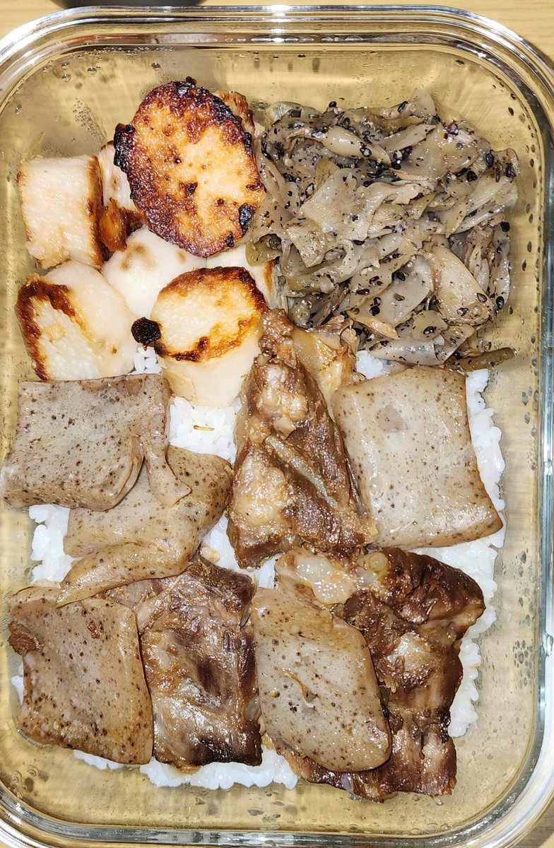 Kenmaxdailylife's tweet photo. 今日のお弁当😋🍴🍱♬*

豚バラ軟骨とこんにゃく炊いたん
ザーサイと黒ごま和えたん
長芋をコンソメで炒めたん

豚バラ軟骨はソーキ風にカツオで炊きました😋💓

浜松はシトシト降り☔

これから大雨の地域もあるようです。
くれぐれもご安全に𓂃🍀𓈒𓏸 https://t.co/GjrXAAMleW
