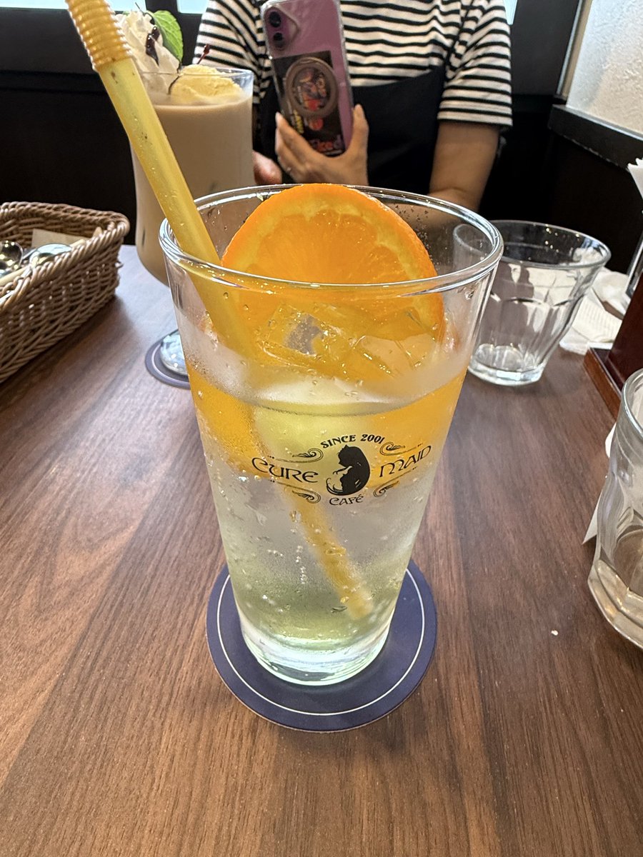 namibuta's tweet photo. Re:ゼロ展の後は秋葉原のキュアメイドカフェへ！無職転生コラボ目当てで初のメイドカフェデビュー。コンカフェというより上品なレストランで普通に入りやすかった笑。ルディのオムライスとシルフィのドリンクも美味い！大満足のハシゴだった。
#キュアメイドカフェ #無職転生 #秋葉原 #オタ活 https://t.co/ape3HPSN2v
