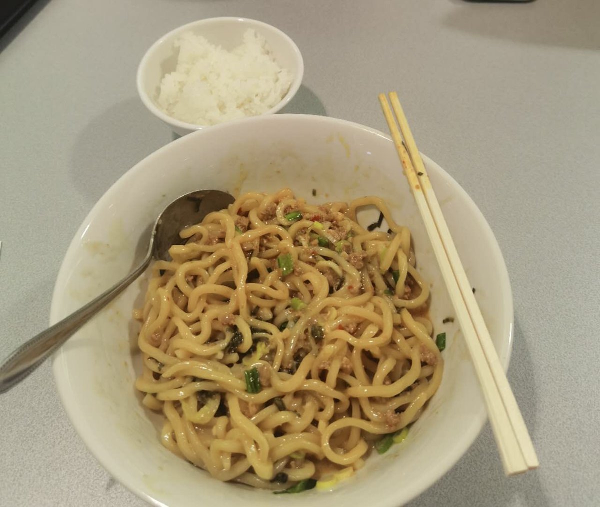 achan_5522's tweet photo. 愛知・名古屋アジア大会の現地取材中の同僚から、メディアセンターの食堂の写真が届きました🍜きしめん＋白ご飯で1200円。「値段のわりに量が少なくて、これではお腹いっぱいにならない」とのこと😅結局、CMGの取材チームの多くはここで食べるのを諦め、自分たちでお弁当を手配することにしたそうです🍱
実はこの同僚、大会に行く前はかなり楽しみにしていたんですが、さっき私にしばらく愚痴っていました😂
「私、杭州アジア大会も取材したんですけど、今回こんなにいろいろ不手際があるなんて、昔なら考えられなかった。だって日本だよ！日本といえば、きめ細かなサービスやおもてなし、職人気質で知られていたでしょう？今回は正直、先進国の国際大会という感じがあまりしない」……
まあまあ、気持ちを切り替えて😂 とにかく体に気をつけて、最後まで無事に取材を終えて帰ってきてね。
前方のみんな、頑張って！📸