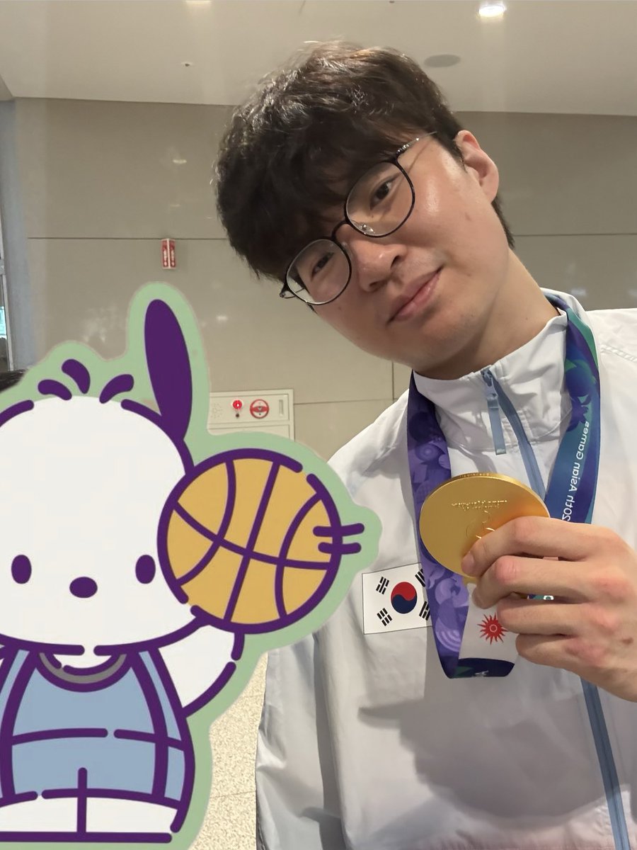 bluesummerJJ4E's tweet photo. 금메달 만져봐도 되냐니까 만지게 해준 … 🫶
진짜 금이냐고 물어보니까 (이딴질문왜햇지?)
“아닌 것 같아요 맛이 없어요”
아 ㅋㅋㅋㅋㅋㅋㅋ ㅠㅠ https://t.co/B9zFsWprzr