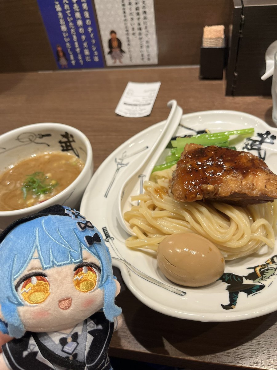 Sherrystandup's tweet photo. 橘シェリーです！

本日は麺屋 武蔵さんにお邪魔してます！

はいはーい！店員さん！

特製つけ麺をください！
それとぉ、極太チャーシューもです！

では！いただきまーす！

ﾁｭﾙﾁｭﾙ!
ﾊﾟｸﾊﾟｸｯ!

"圧倒！"
667秒で完食！

はぁ…。
……【幸せ】って、これであってます？ https://t.co/8Uz2uQuSzl
