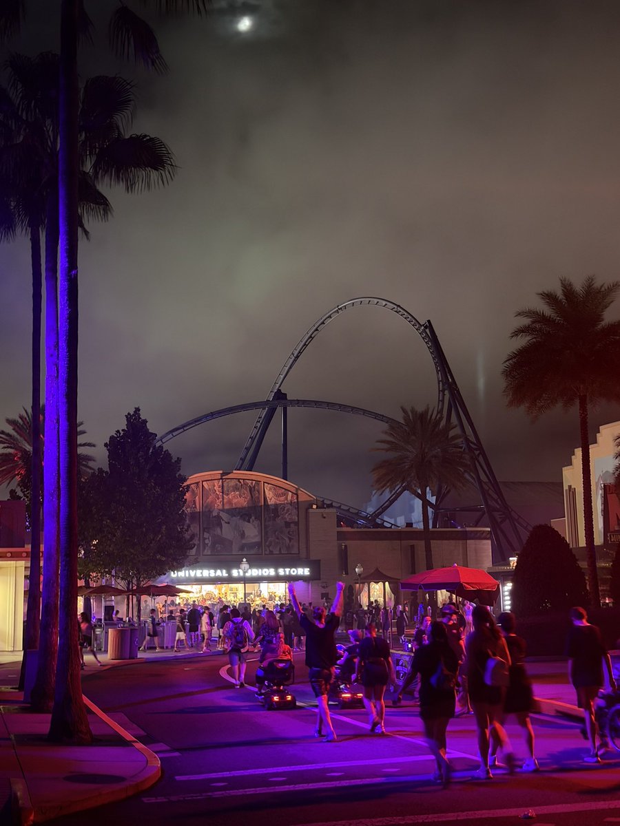 MikeTheProgram's tweet photo. And this one reminds me of standing literally anywhere in Seaworld. https://t.co/87mZMx4jXH