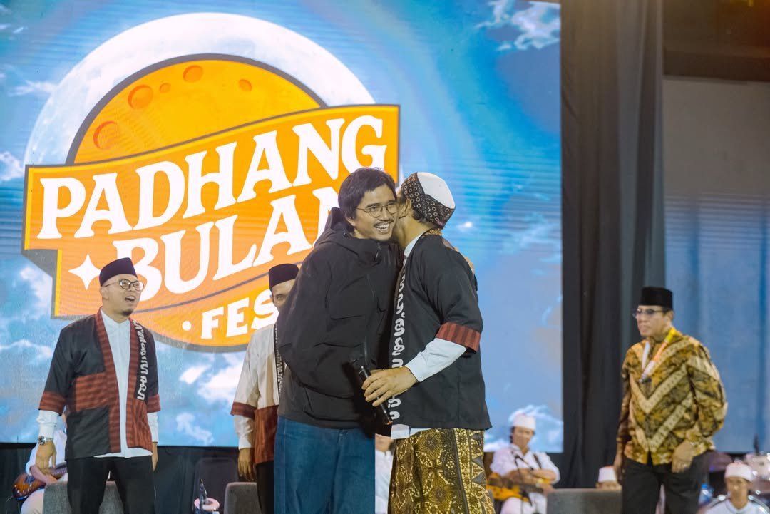 salimafillah's tweet photo. Sheila on Heaven kembali berkumpul di Padhang Bulan ✨🌕 https://t.co/ocbIKqVHOr