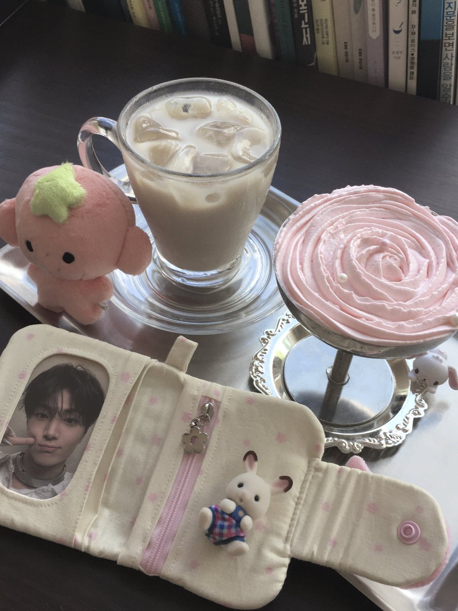 pjsxplor's tweet photo. ㅈㅅ이랑 ㅈㄷㅇ의 만남 🐈‍⬛🍚 https://t.co/XIGKZyZHK7
