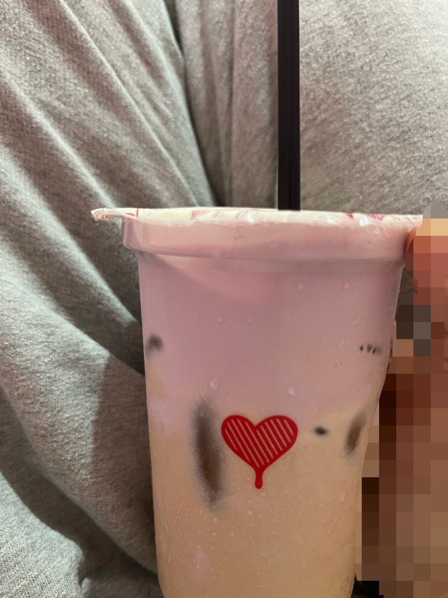 monchhisun's tweet photo. PLS ENAK BANGET TARO CLOUD MILK TEA NYA?? Kayak perpaduan manis taro x milk tea nya tuh nikah banget 😭😭 aku sukaaaa, saranku pesen yang less sugar guys dan gak expect bagel nya gede banget https://t.co/Ts5fh6uBfs