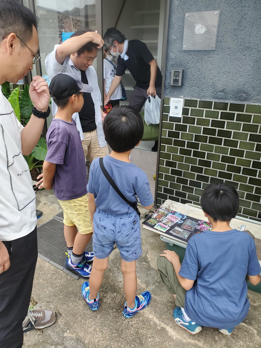 tsudakenmotsu's tweet photo. @yamapapa_ptcg 「路地裏の子ども達と蟲神器の強いおじさん」
間違いなく、これがこの日一番の光景でしたね。ホントーに素晴らしい！
#蟲神器 #ならまち糞虫館 #大和蟲神器会 #ダイソー #DAISO #西田社長 #中村館長 #奈良 #ルリセンチコガネ #悲田院跡 #ぎふイジンデン部 https://t.co/4OF9F5DDh6