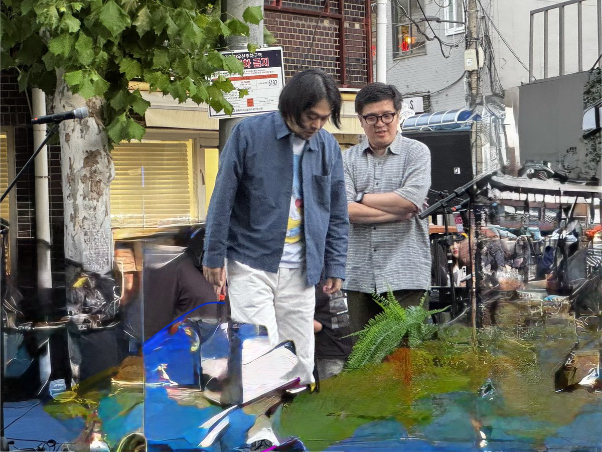 _bdbdbd_'s tweet photo. 호리고메 야스유키 선생님 ..약간 봇짐장사 ,,거리의 방랑자,, 아니 도사님처럼 등장하자마자 뭘 주섬주섬 꺼내실때부터 알아봤다...거리 라이브가 미칠것임을...키보드 선생님도 함께 미치셨음🎸🎹🥁 https://t.co/hSVfwnmgsB