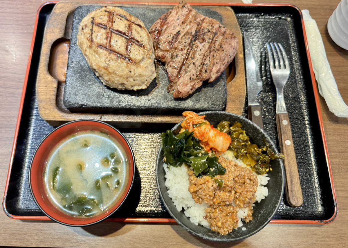 anzhiro's tweet photo. デブメシ記録

感動の肉と米🥩🍚←店名

初めて来店した。券売機で買って、ご飯と付け合わせとお味噌汁が食べ放題❗️

肉もなかなか美味しい。ハンバーグは少し軟骨入り(僕は軟骨好きではないw)

これで1600円コスパは最高。また来てみたい。腹一杯😊 https://t.co/73k4HKkf3N