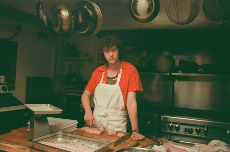 enjoyjessica's tweet photo. Qué bien está Tony, la película de Matt Johnson sobre Anthony Bourdain. No esperen una típica biopic, es la historia de un joven a punto de encontrarse con la persona en que se va a convertir. https://t.co/54Al6womNd