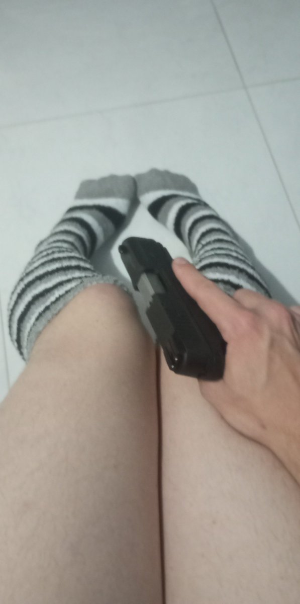 VARGASLIESCH's tweet photo. a femboy with a gun?!?!?!?!

UWU🔫

#femboy #uwu #gun https://t.co/5jFx5NYxGF