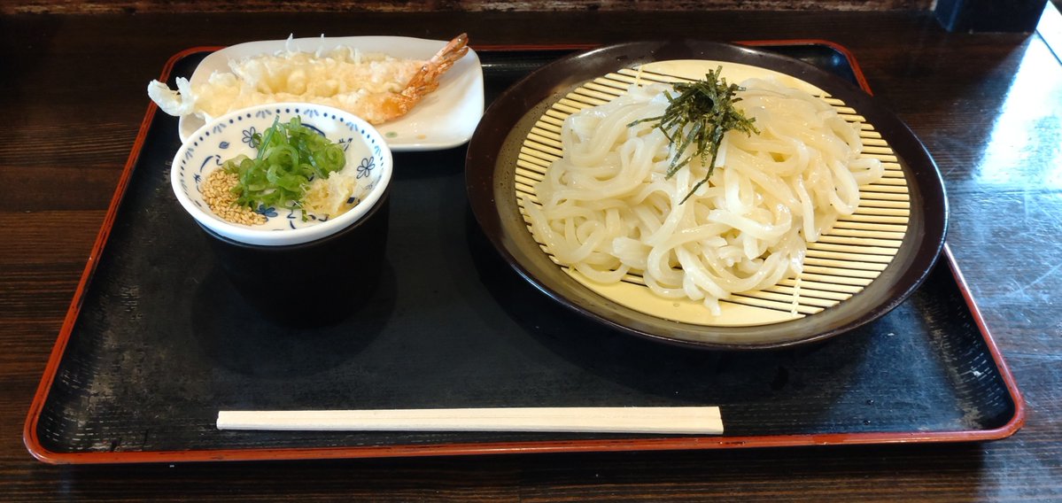 minakuma01's tweet photo. @marieeru2 私は、入場で記念ポーチ貰って、神戸新聞杯のロブチェン買って、お先に失礼しますなのだ🥱
南の方に移動して、お昼食べて帰りますなのだ🥱 https://t.co/ZaFfJuNdm2
