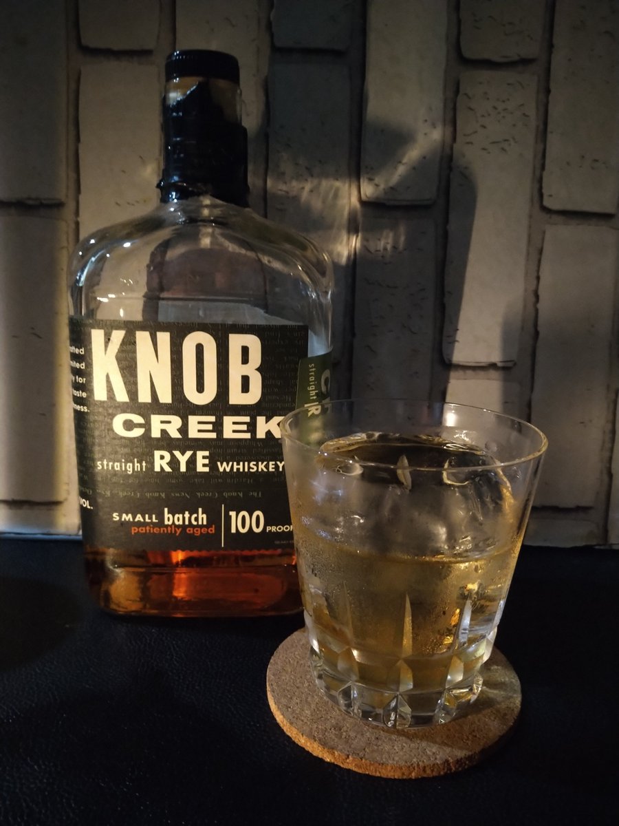9639ryo's tweet photo. 続・日曜のウヰスキー
#KNOBCREEK 涼しくなってくると #RYE のﾛｯｸが呑みたくなる､無骨な味がゆったり呑みに良き､#BAKERS 荒々しいが時間を掛けて呑むﾛｯｸに最高なﾊﾞｰﾎﾞﾝ､今宵は #SUNTORYな夜 堪能しました😁👍 https://t.co/AY9X9yNmaG