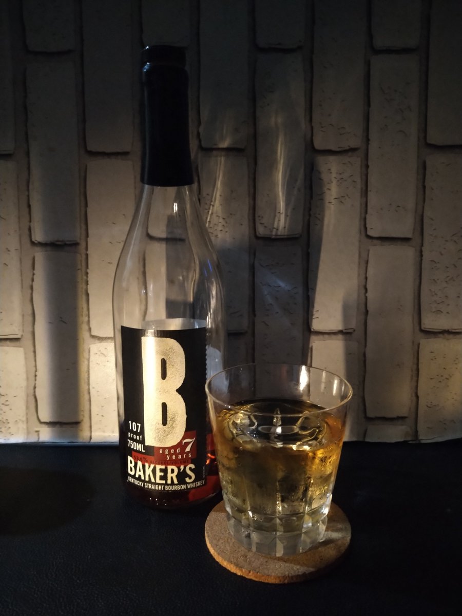 9639ryo's tweet photo. 続・日曜のウヰスキー
#KNOBCREEK 涼しくなってくると #RYE のﾛｯｸが呑みたくなる､無骨な味がゆったり呑みに良き､#BAKERS 荒々しいが時間を掛けて呑むﾛｯｸに最高なﾊﾞｰﾎﾞﾝ､今宵は #SUNTORYな夜 堪能しました😁👍 https://t.co/AY9X9yNmaG