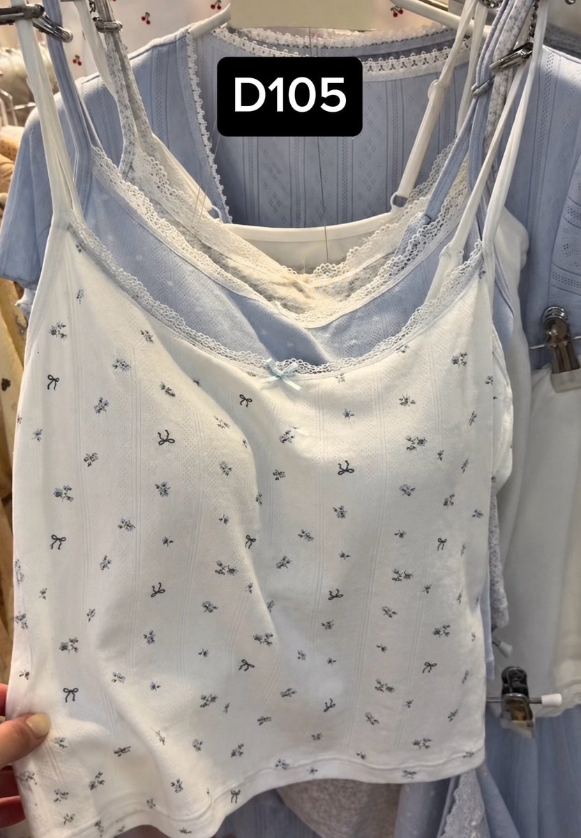 Eveniffen's tweet photo. 韓国女子って服どこで買うの？って聞かれたら今はGOTO MALLって言いたい。‼️‼️
高速ターミナル地下のGOTO MALLは店が多すぎるから有名どころだけ回ればいい。時間ない韓国旅行ならこの5店舗だけ保存して。

D105は1万ウォン台の可愛いパジャマ。
C059は1〜2万ウォン台のトップスと今っぽいスカート。A105は柔らかい基本TでA058はフェミニンな服。B068は卸価格でアウター探すならここ。