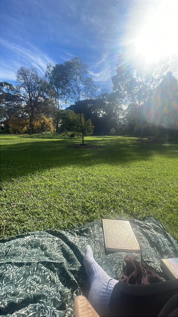 withmaxine_'s tweet photo. Enjoying life’s sweet moments down under 🌱☀️✨🇦🇺
Touching grass, as they say 🌞
#spring #flowers
#melbourne https://t.co/AOfCCUyhbF