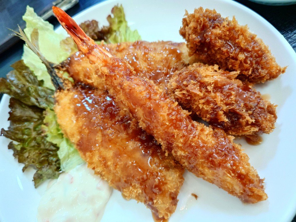 Taka_Sai's tweet photo. まぁ俺ほどのあじヤーになると敢えて揚げ物よ
–あじや https://t.co/BqO6GVTwpL