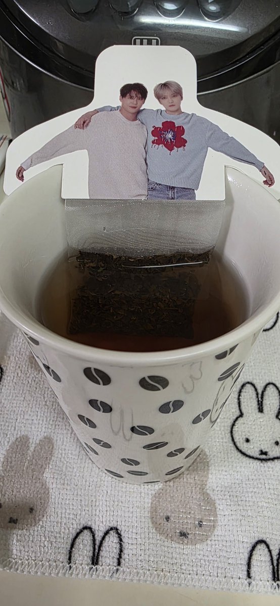 k_etsu0112's tweet photo. お昼のお茶で主人は先日友人からいただいたお土産、お相撲さんのお茶を
私は1月のJXの時に購入した紅茶です。🤭
#霧島
#jaejoong
#juns
#jx https://t.co/FgRqqpMbrI