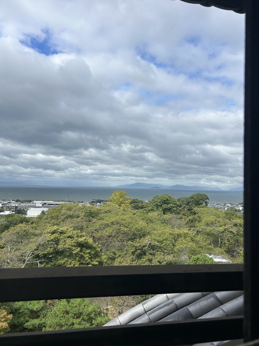 YuddoAleph_sv's tweet photo. 天守閣入るのに1時間30分くらい並んだ
USJやん https://t.co/hZSD8VvO6l