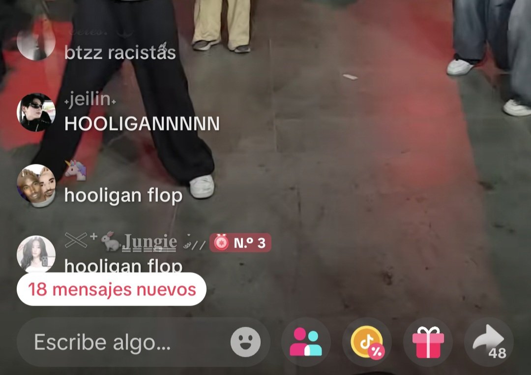rxccoon_isa's tweet photo. Andaba de chismosa viendo live's de random dance y no faltaban l@s que buscan atención.

Por qué les arde tanto que #BTS_paved_the_way  ???? https://t.co/a6mNcMeBev