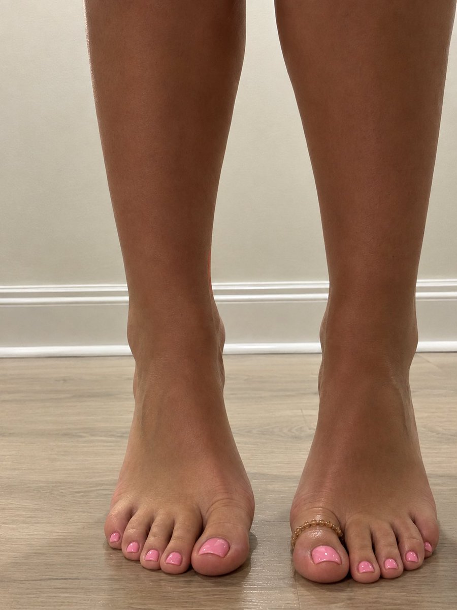 FeetishQueen0's tweet photo. Tippy Toes 🤭
#feetfetish #onlyfeet #paypig #feetfinder #arch #feetworshi̇p https://t.co/fYvRUlB5WV