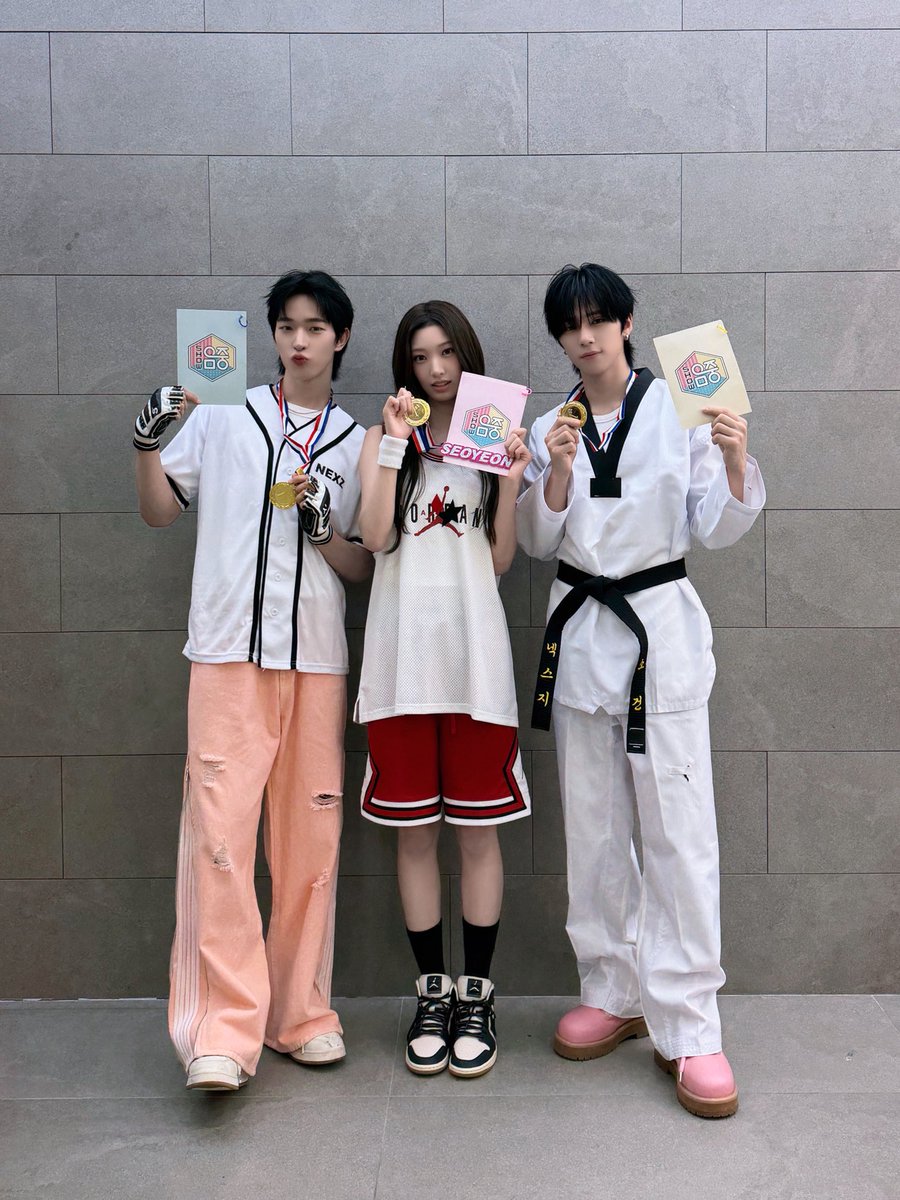 MBCMusicCore's tweet photo. [속보] 팀 음중, 베스트 팀워크로 금메달 획득🏅
[현장취재] 선수단, 금빛 메달 목에 걸고 환한 미소💕

#토모야 #TOMOYA #소건 #SOGEON #NEXZ
#서연 #SEOYEON #TUIDE https://t.co/h9xus9nrSY
