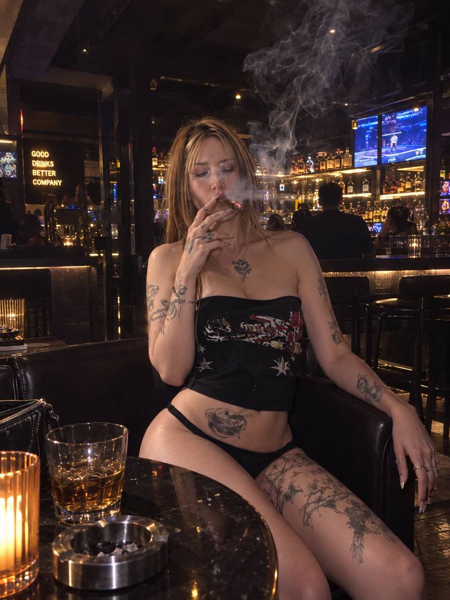 MiahnaPillow's tweet photo. You know that I am not meant for the weak minded 🚬 https://t.co/2auQyDNfUp