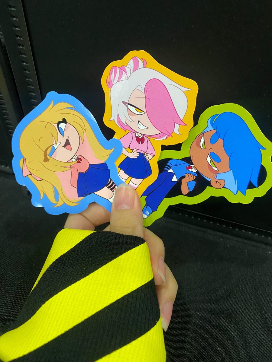 Holivearts's tweet photo. LOS TOYS WEEE ame sus diseños bastaaa, el pelo de bon me recuerda mucho al de la primera temporada y LE QUEDA BIEN wao algo pro y mantuvieron sus mechitas de color que proo(imagen sacada del canal de waza del rewrite)
#FHSREW https://t.co/Fv1Cy3pv1B