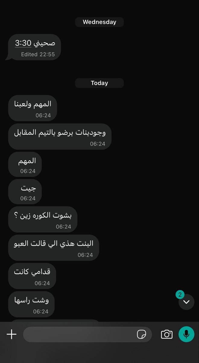 sorz_t's tweet photo. اختي قاعده تسولف لي واختي الثانيه نايمه عندنا صحت من صوتها هاوشتها وقلت لها خلاص بعدين تقولين السالفه 
الا اشوفها تمسك جوالها تكتب  
بعيدا عن الصمله دقيقه هي ليه شاتت راس بنت https://t.co/rP57fQDIGC