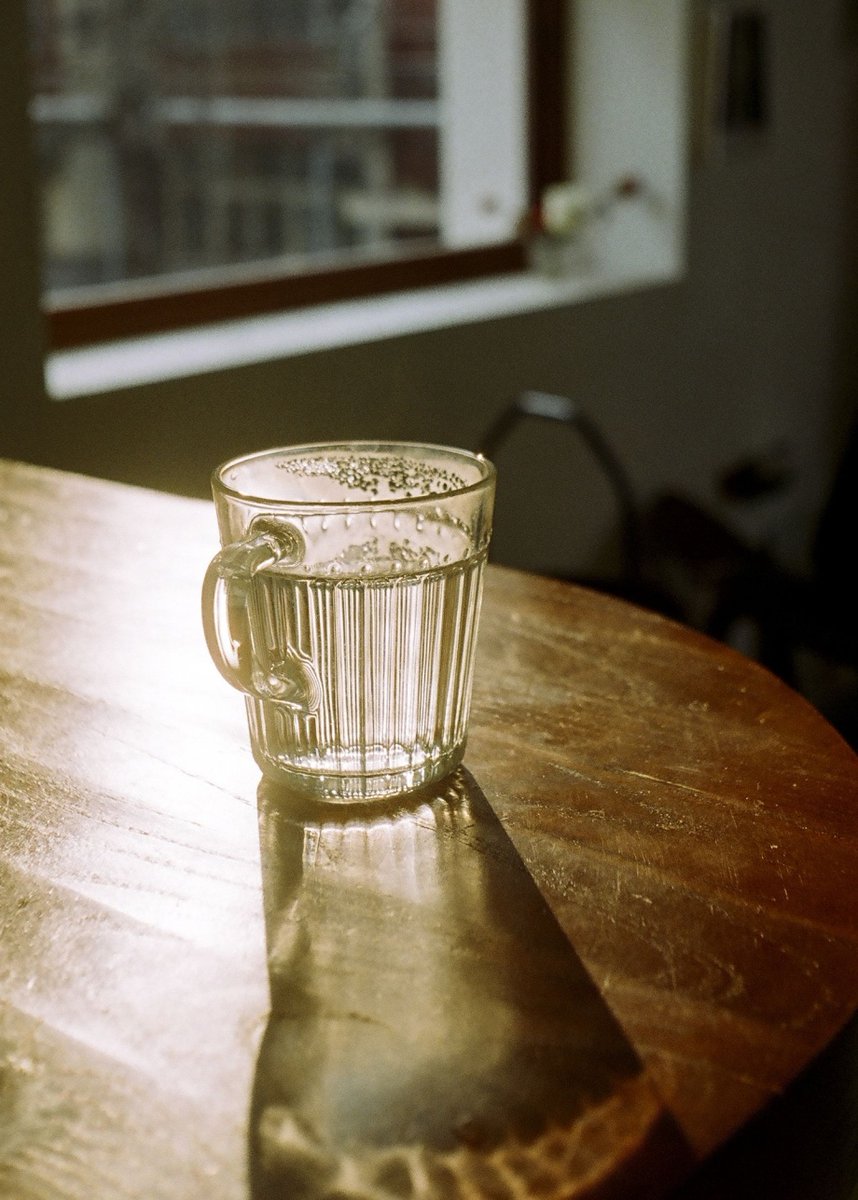 sarahjer7ryevan's tweet photo. Just sat by the window sipping warm tea, watching raindrops trace patterns on the glass – my chest feels soft, like a little piece of quiet happiness tucked away today.， https://t.co/3rS040CBzR