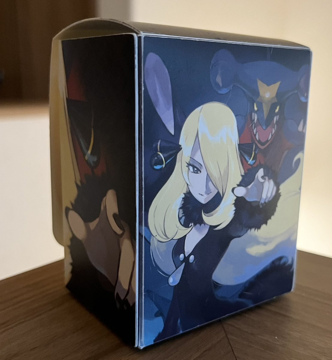 roppuI's tweet photo. ポケカ関連で　昔買った　と言えばシロナのデッキケース

対戦はしないけれどとりあえず小物入れに使っていて仕舞い込んであった

んで　もらったグレイシアLv.X 今買うと結構高いのね……

大切に扱おう… https://t.co/bf5JdCwpdN