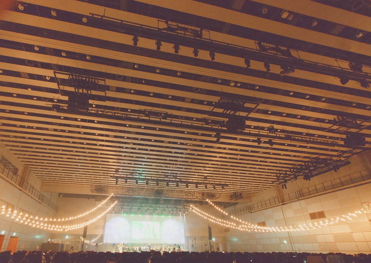 key_miffy's tweet photo. リクライニングは倒した方がよい💦チェアの背もたれで見えません。でも倒すのにコツがいる💦
そもそもステージの演者は見ないコンサートだと思ったほうがよい。
画面には映してくれる。
ブランケット借りれるので借りると腰に当てたり体に掛けたりできます。
総合的に雰囲気は良き♪
#チルクラシック https://t.co/5vDBWnvzST