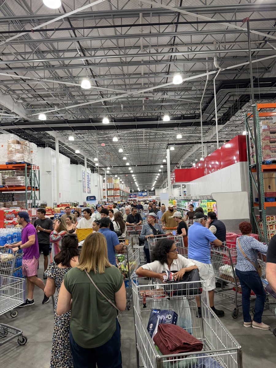 LLeontravelart's tweet photo. @OrlvndoA Eso es mentira ; este es el Costco que sirve a Doral hoy , están diciendo noticias falsas , esta foto es tomada por mi hoy mismo en el Costco que sirve a Doral , por DIOS https://t.co/5FfP5chM7k