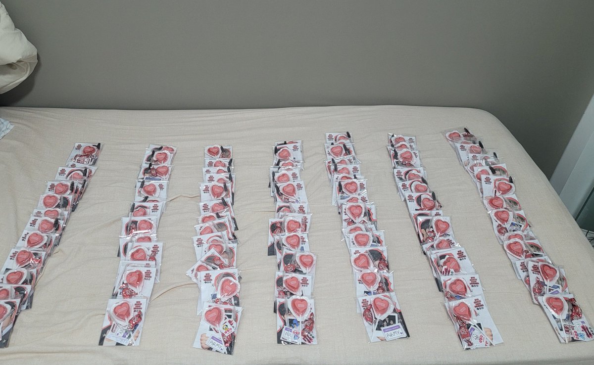 cmlyvante's tweet photo. freebies para o show do BTS dia 28 arquibancada 💜✨️ #freebiesbts
#BTS_WORLDTOUR_ARİRANG #BTS_ARİRANG #btsarmy https://t.co/y8cVNdAASx