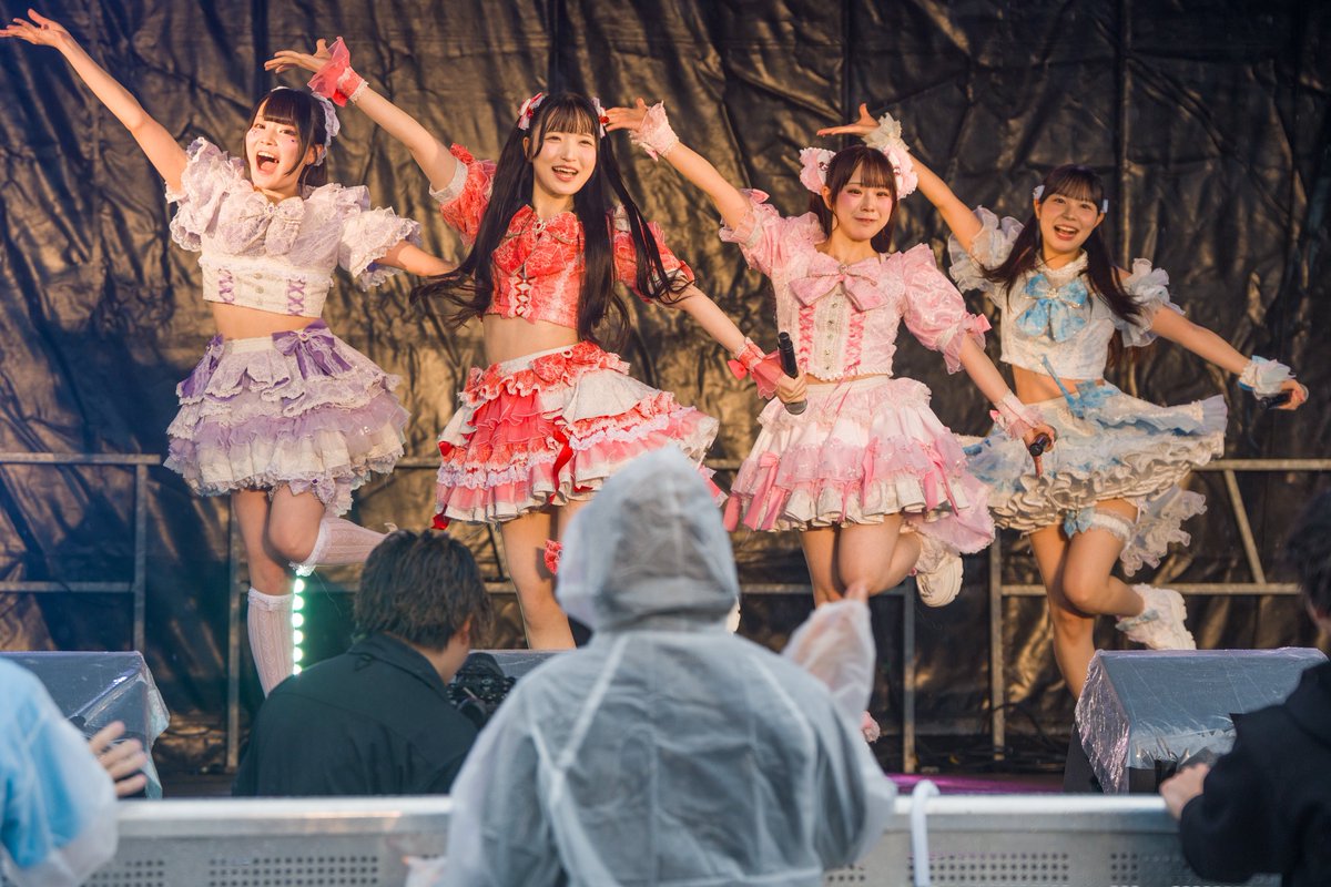 ko_ketsu_atsu's tweet photo. ゴミ袋被りおばさんがゴミ袋を被って撮った&amp;cuteです！雨にも負けないこの笑顔！！！！

おばさんのゴミ袋もかなり健闘しました。 https://t.co/vipMsWLctQ