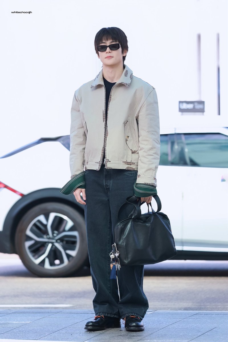 YunO_style_'s tweet photo. 260921 ICN 출국 #재현 옷

PRADA
Sunglasses with triangle logo
₩730,000
Bonded devoré cotton jacket
€3,350
Cotton crew-neck sweater
$1,390
Five-pocket denim jeans
$2,200
Leather laced booties
$2,250
Nappa leather work bag
$5,300

JAEHYUN RETURNS TO MILAN
#PradaSS27 #PradaxJaehyun @Prada