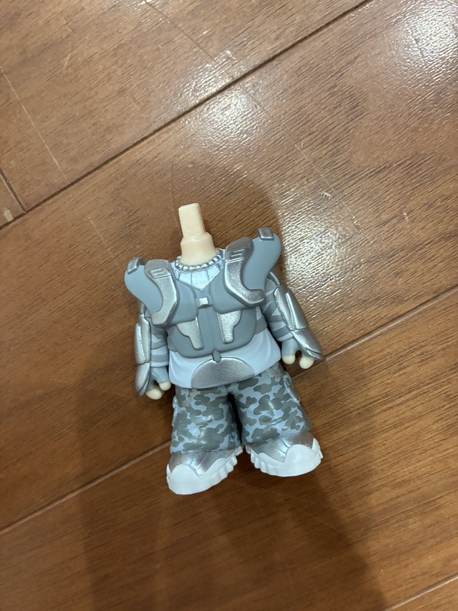 go_number_i's tweet photo. ショック…
ロッキンで紫耀くんの顔だけ落としたみたい😭
小さい巾着に頭を下にしてしまったのになぜか頭だけ無くなってる😭
巾着の中で回転できないくらいなのになんで下にした頭が？😭
もし奇跡で頭だけ拾ったよって方いたら教えてください😭
にっこりバージョンの顔になってます😭 https://t.co/5s9P2H5Ckt