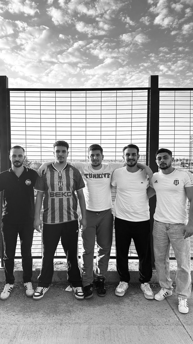 19ygt03's tweet photo. Yer konum farketmez yine geleceğiz @Besiktas https://t.co/J6subY5kwd
