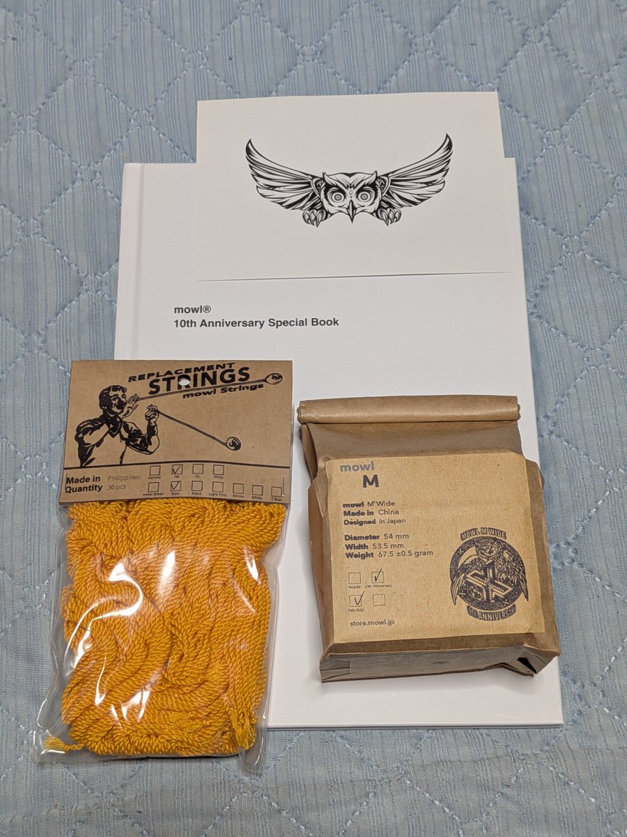 sniper_sirius's tweet photo. 台風直撃前にM Wide 10th Anniversary Edition with & Special Bookが届いた😳
同梱のパールゴールドのヨーヨーは一見シルバーですが、ゴールドの光沢に反射する特別仕様
スペシャルブックも今までのMowlさん製品とデータが網羅されていて読み応えありです。
No.は42でした!
#Mowl #MowlM #ヨーヨー https://t.co/ZJHDdDnRgo
