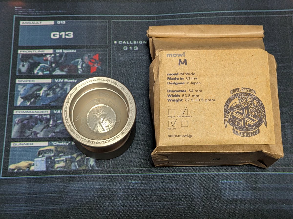 sniper_sirius's tweet photo. 台風直撃前にM Wide 10th Anniversary Edition with & Special Bookが届いた😳
同梱のパールゴールドのヨーヨーは一見シルバーですが、ゴールドの光沢に反射する特別仕様
スペシャルブックも今までのMowlさん製品とデータが網羅されていて読み応えありです。
No.は42でした!
#Mowl #MowlM #ヨーヨー https://t.co/ZJHDdDnRgo
