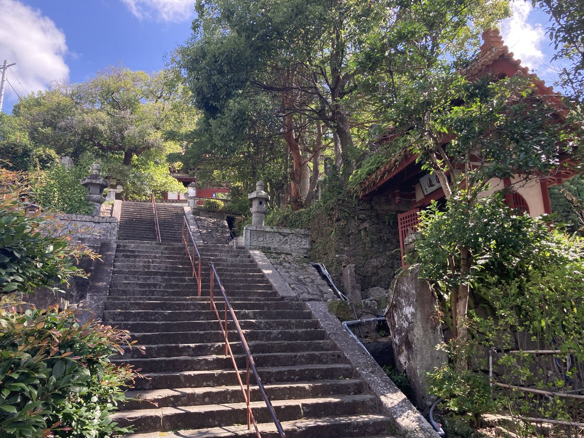 fuurai6211's tweet photo. 崇福寺！南国感も漂う分かりやすい唐寺🙏🌴
なぜか毎回来てしまう不思議な魅力があります✨
境内全域が撮影自由＆SNS投稿可なのもありがたい♪

最近、電停の名前が正覚寺からこちらに。
近いのは向こうだと思うけど観光的な思惑かな？ https://t.co/BQ9yJEk27O